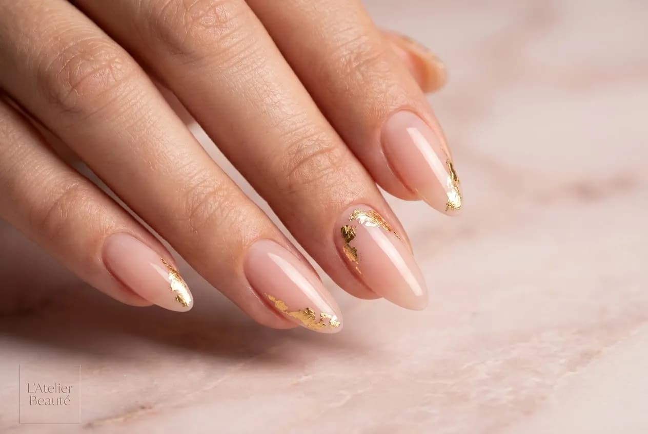 Manucure nude rehaussée de feuille d'or réalisée à L'Atelier Beauté